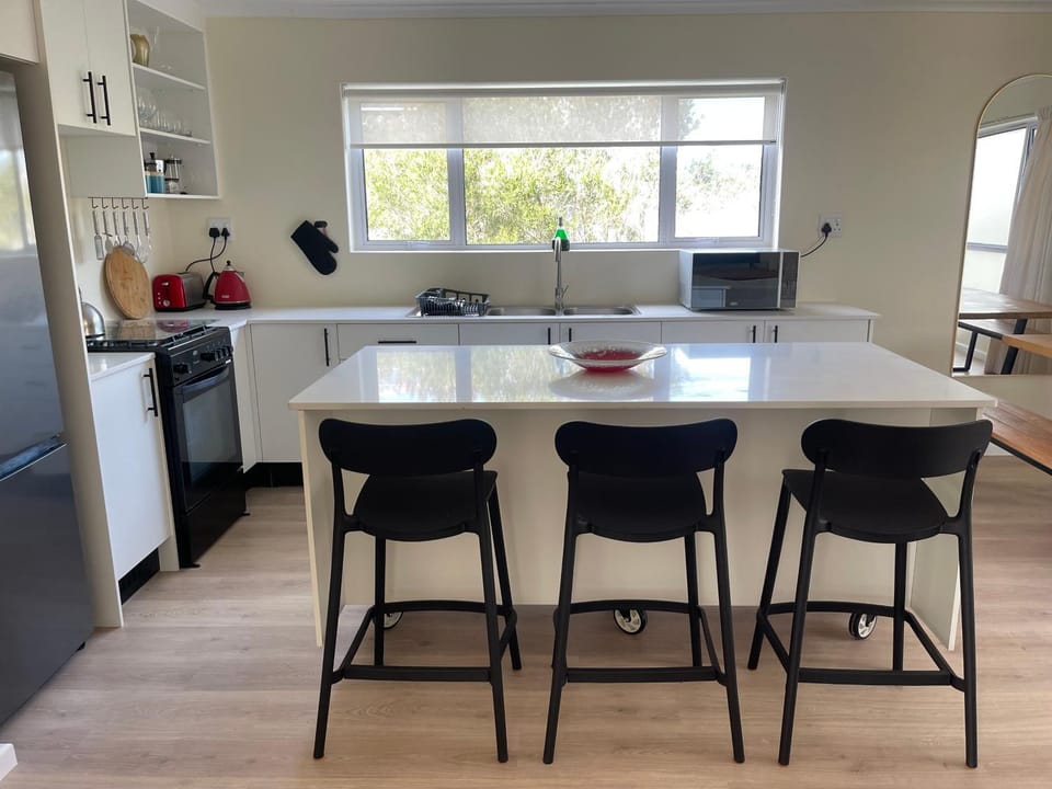 Coffee/tea facilities, Seating area, microwave, oven, stove, kitchen