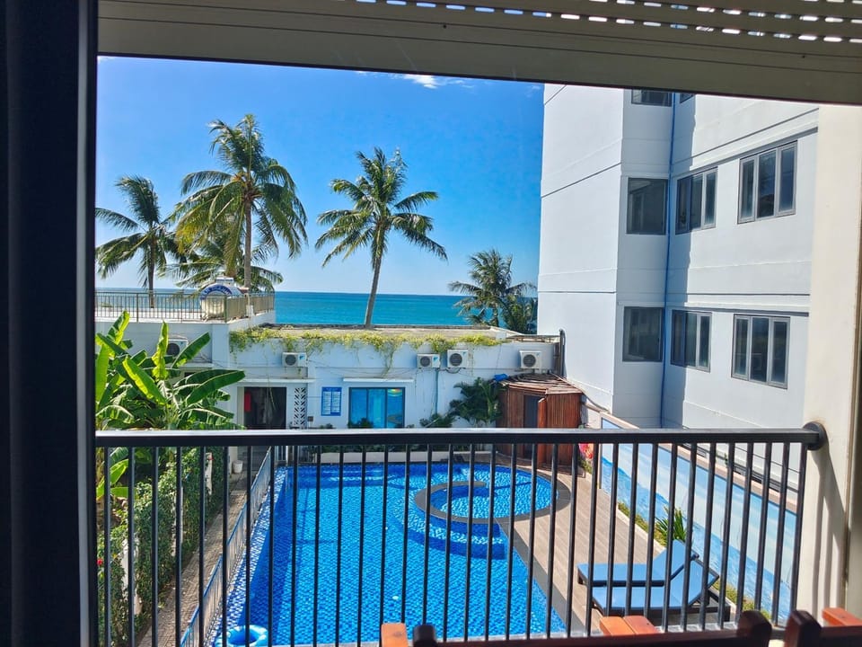 Patio, Day, View (from property/room), Balcony/Terrace, Pool view, Swimming pool, sunbed