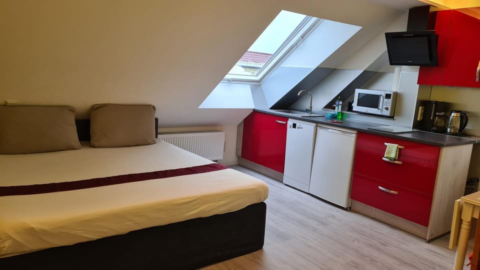 Bed, Kitchen or kitchenette