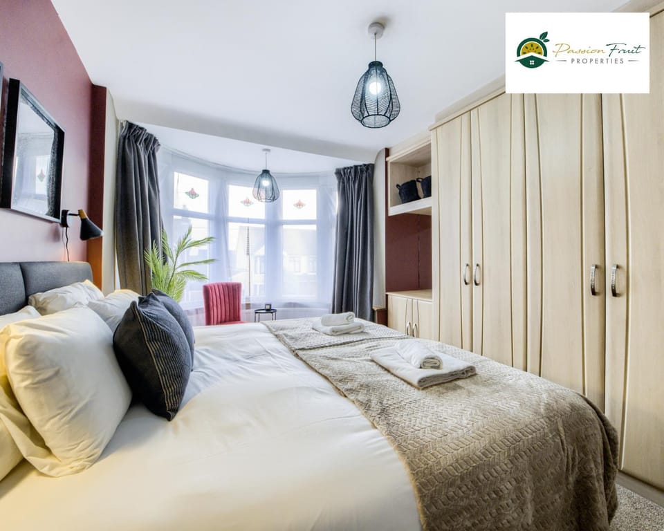 Bed, Photo of the whole room, Bedroom, towels, wardrobe