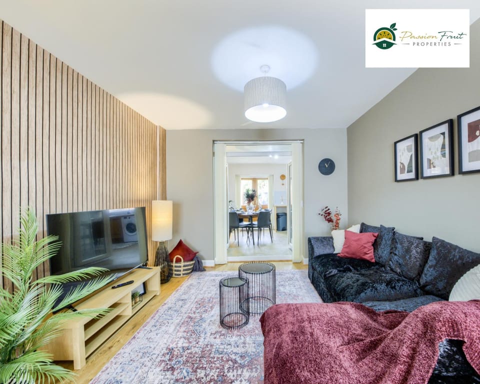 Communal lounge/ TV room, TV and multimedia, Living room, Seating area, Evening entertainment