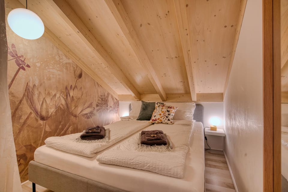 Bed, Bedroom, towels