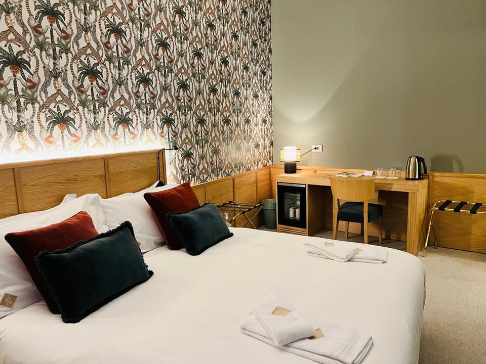 Photo of the whole room, Bedroom, hair dresser