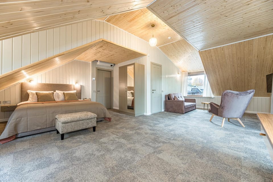 Photo of the whole room, Bedroom
