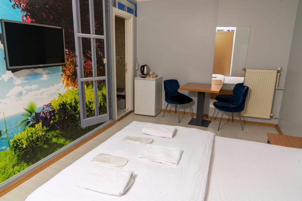 Kitchen or kitchenette, Dining area, hair dresser