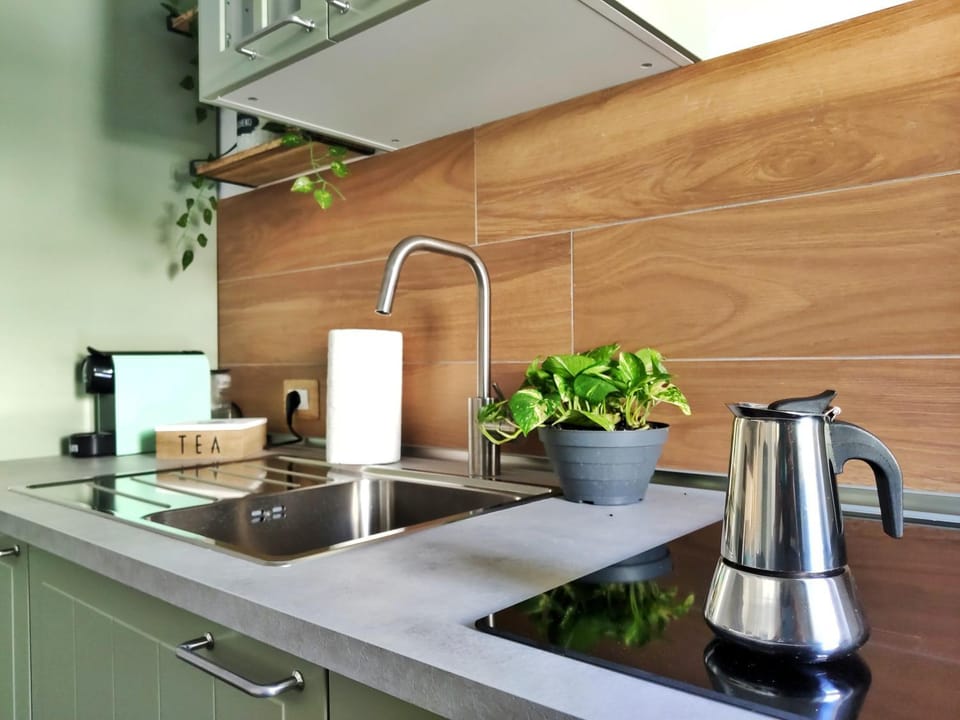 Coffee/tea facilities, Kitchen or kitchenette, stove
