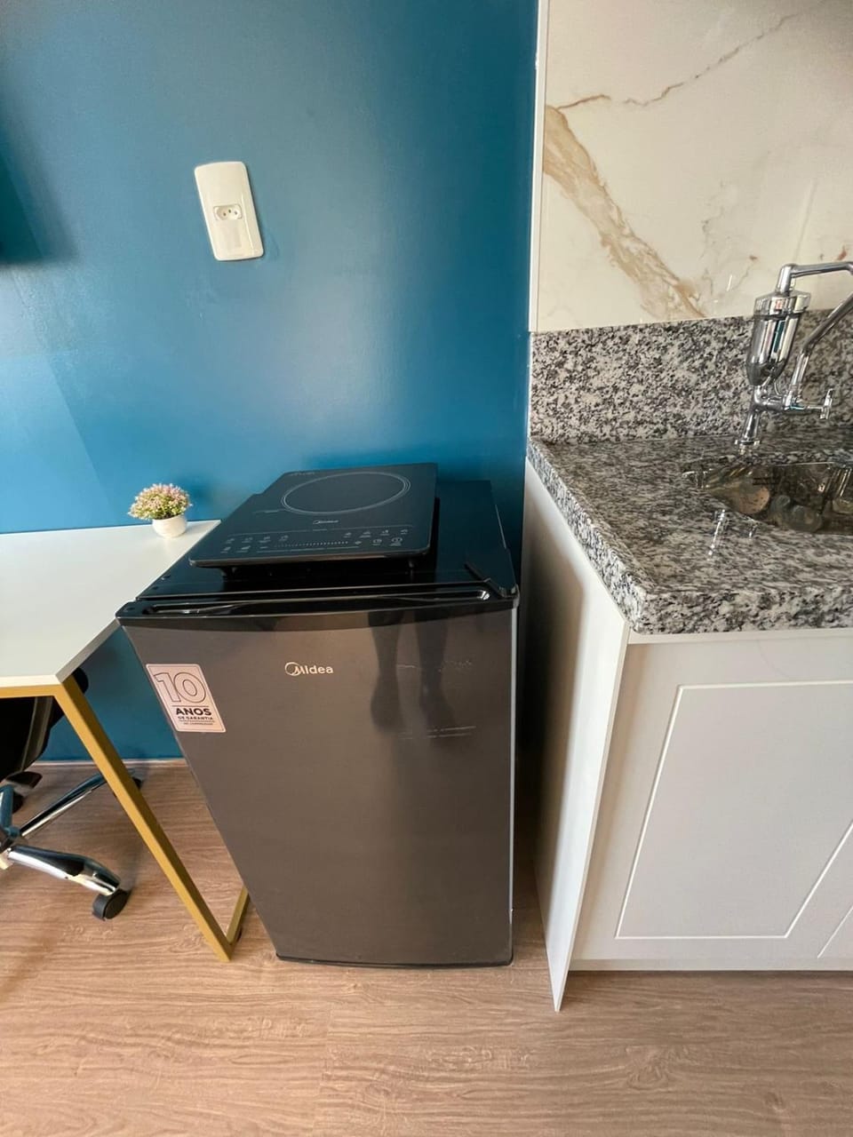 Kitchen or kitchenette, oven