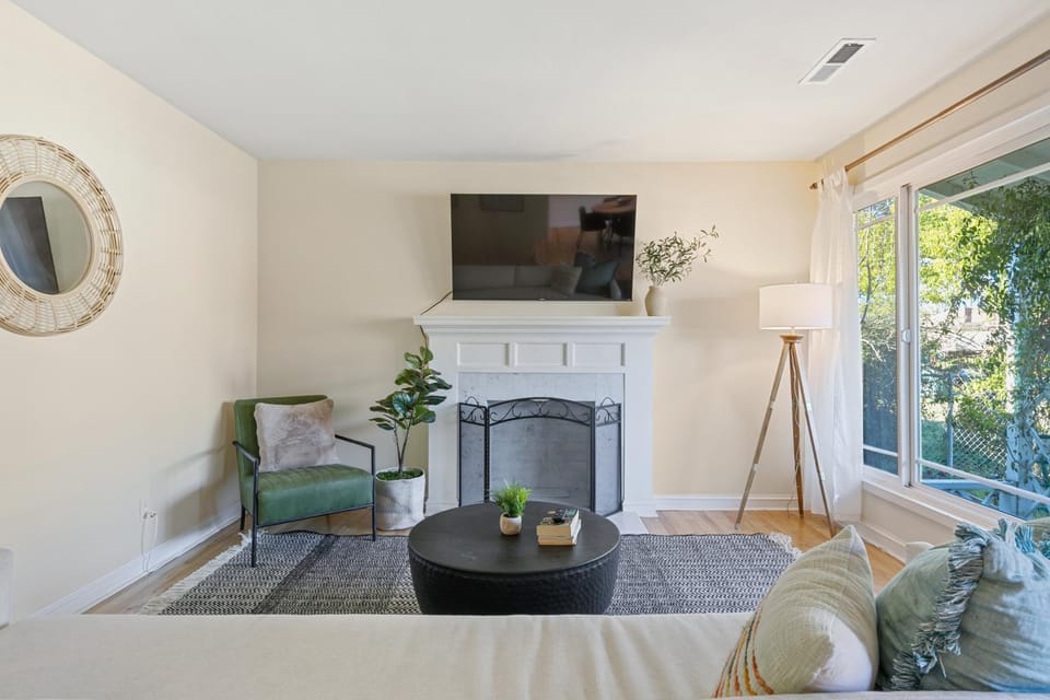 TV and multimedia, Living room, Photo of the whole room, Seating area, Evening entertainment, Garden view, fireplace