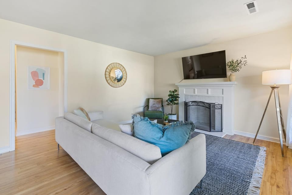 TV and multimedia, Living room, Seating area, Evening entertainment, fireplace