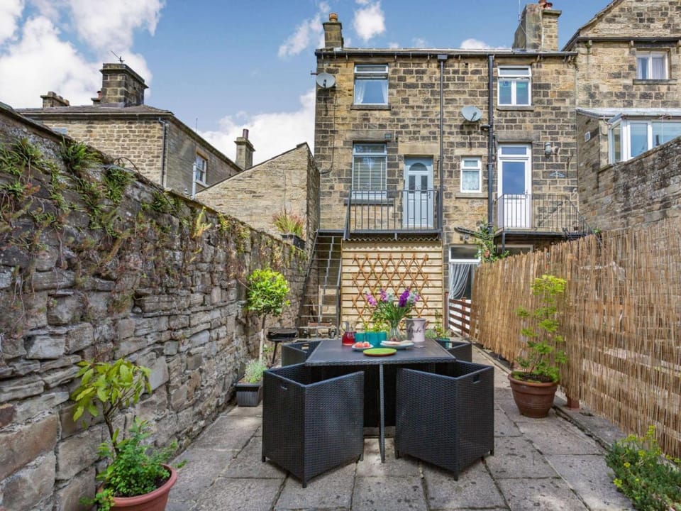 Property building, Patio, Day, Garden, Garden, Dining area, Garden view