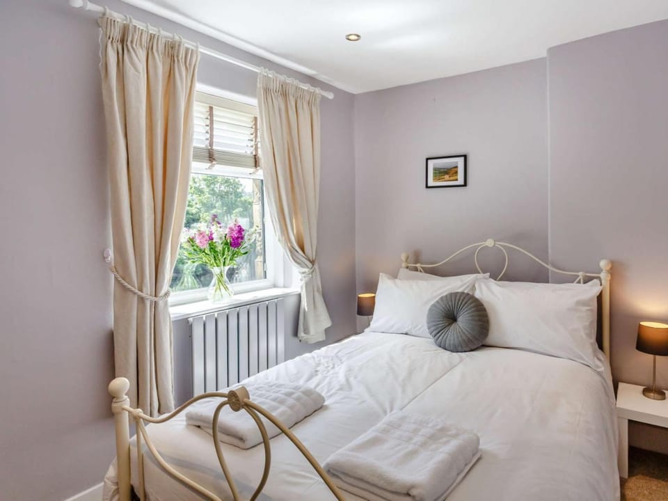Photo of the whole room, Bedroom, internet