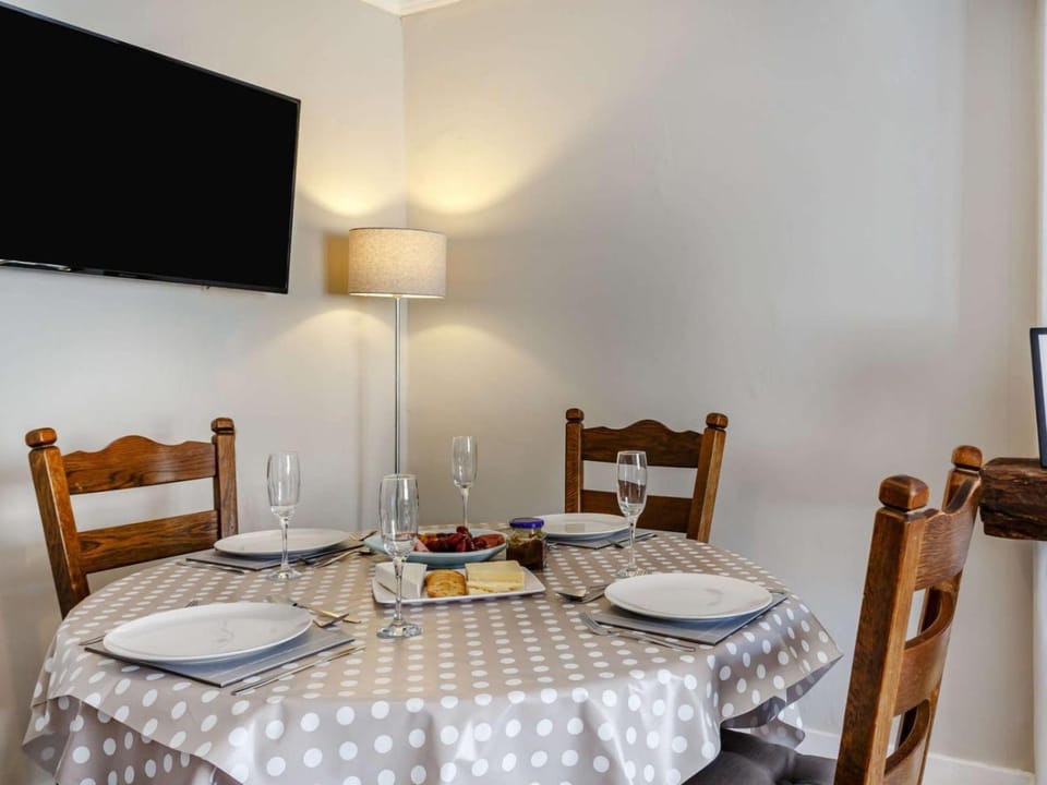 TV and multimedia, Living room, Food and drinks, Dining area, Evening entertainment, Food