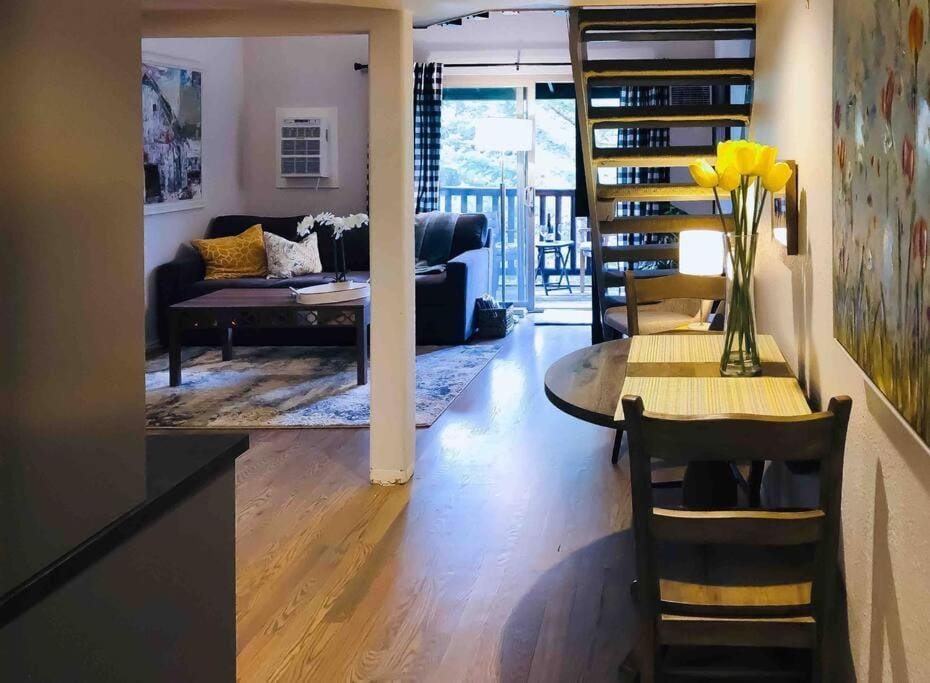 Mountain Getaway - Pool, Hot Tub, Balcony, WiFi Apartment in Park City