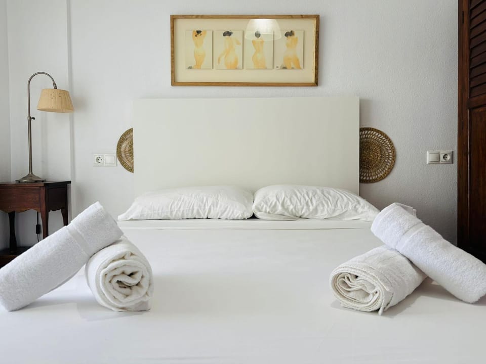 Bed, Photo of the whole room, Bedroom, towels