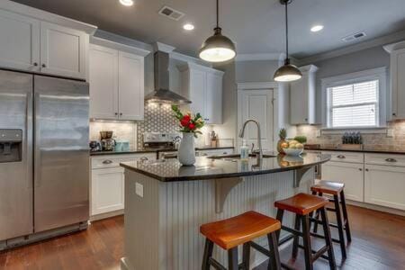 Elegant 4 King Belmont Retreat with 2 Living Rooms Walk to Belmont and Vanderbilt Near 12th South Music Row & The Gulch 2 miles to Broadway Large Dining Table Smart TVs Parking 24 Hr Hospitality House in Nashville