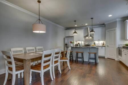 Elegant 4 King Belmont Retreat with 2 Living Rooms Walk to Belmont and Vanderbilt Near 12th South Music Row & The Gulch 2 miles to Broadway Large Dining Table Smart TVs Parking 24 Hr Hospitality House in Nashville