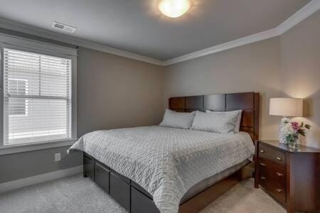 Elegant 4 King Belmont Retreat with 2 Living Rooms Walk to Belmont and Vanderbilt Near 12th South Music Row & The Gulch 2 miles to Broadway Large Dining Table Smart TVs Parking 24 Hr Hospitality House in Nashville