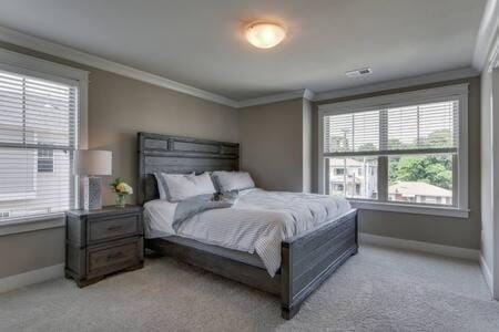 Twin Belmont Homes w 8 King Rooms 4 Living Rooms Sleep Up to 24 Guests Walk to Belmont & Vanderbilt Near Music Row The Gulch & 12 South 2 miles to Broadway Smart TVs Parking 24 Hr Hospitality House in Nashville