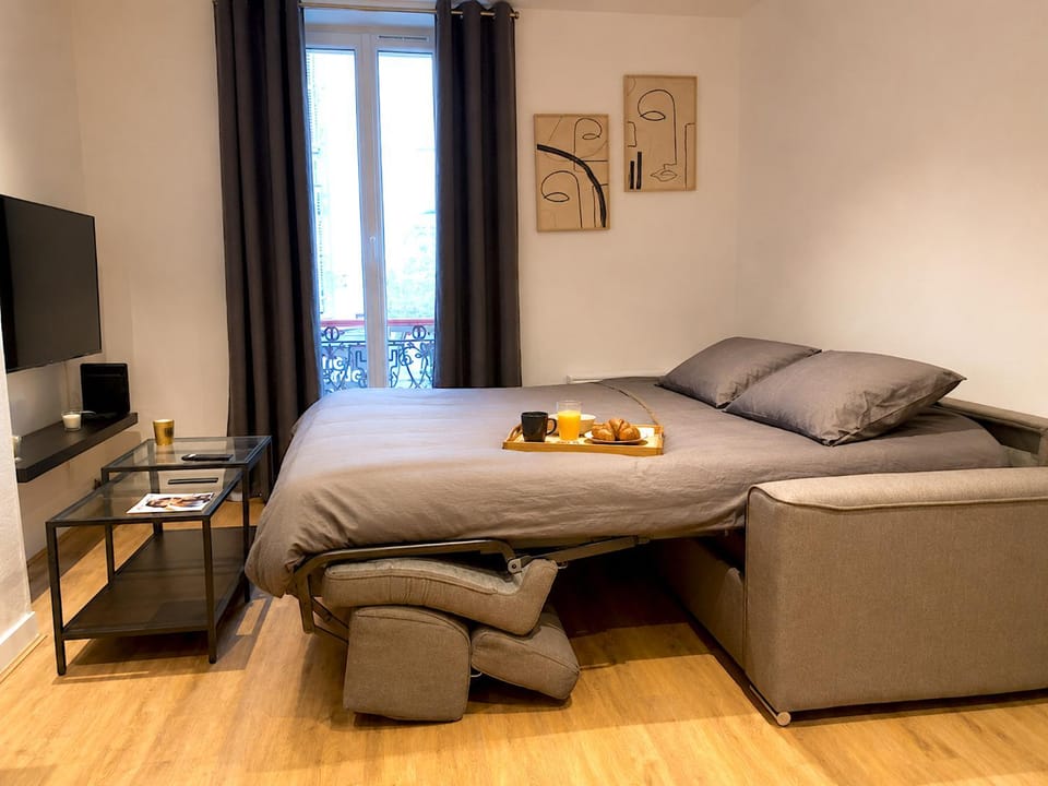 Bed, TV and multimedia, Living room, Bedroom