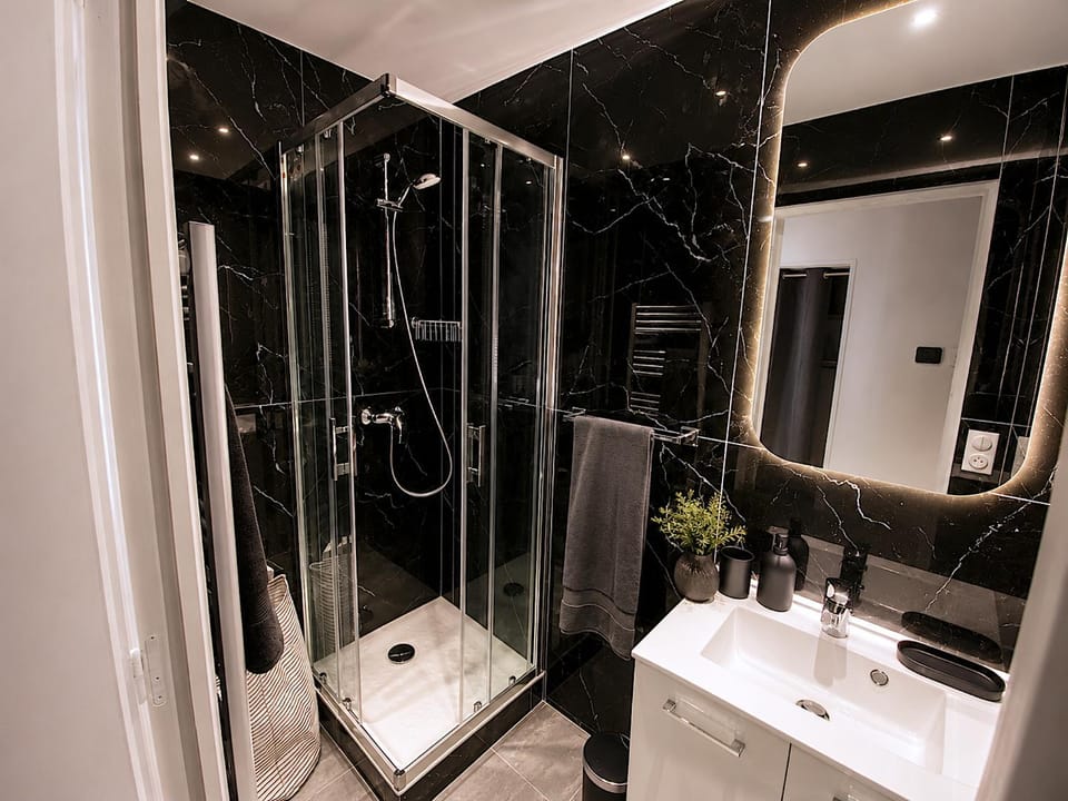 Shower, Bathroom, towels