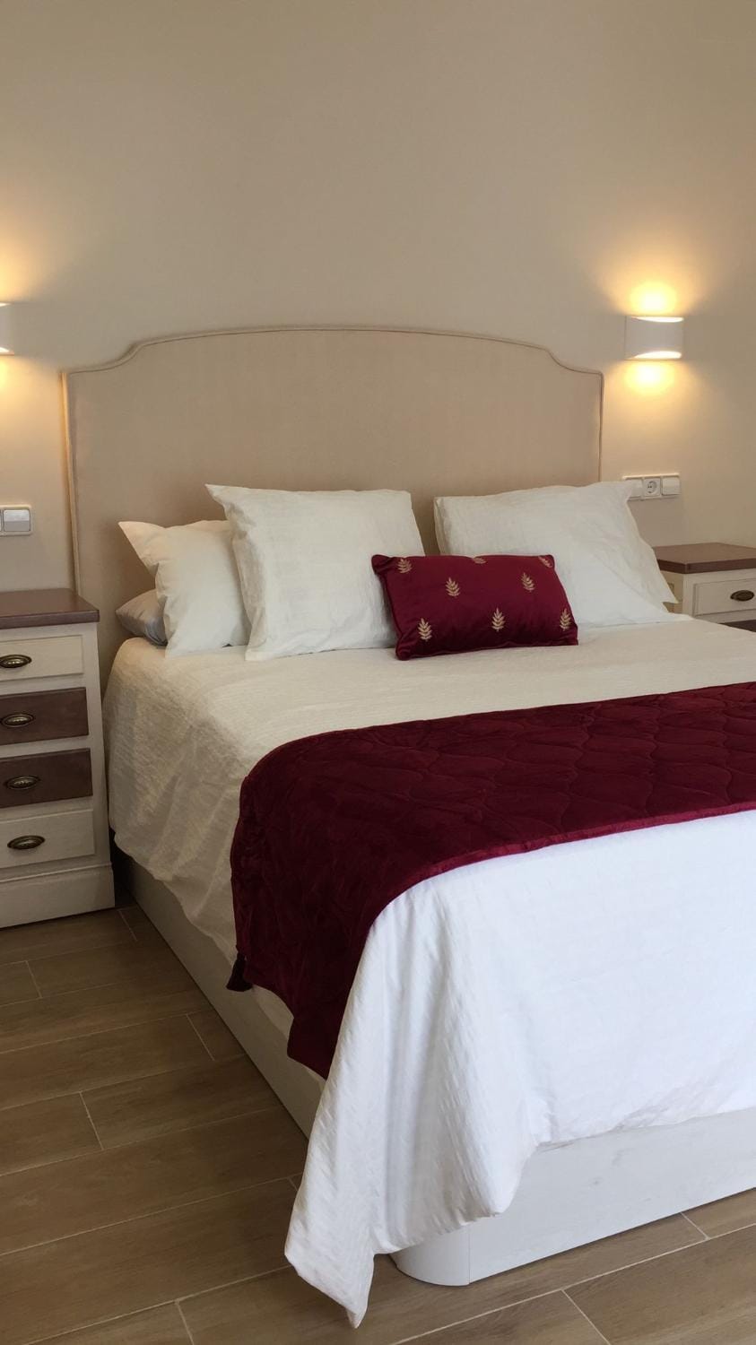 Bed, Photo of the whole room, Bedroom