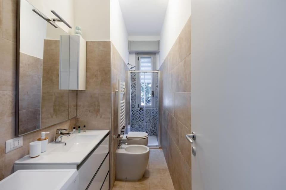 Shower, Toilet, Bathroom, bidet, towels