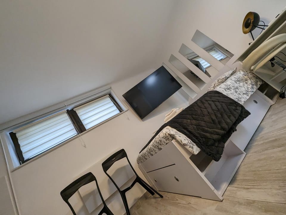 Communal lounge/ TV room, Bed, TV and multimedia, Kitchen or kitchenette, Photo of the whole room, Evening entertainment, Bedroom, hair dresser