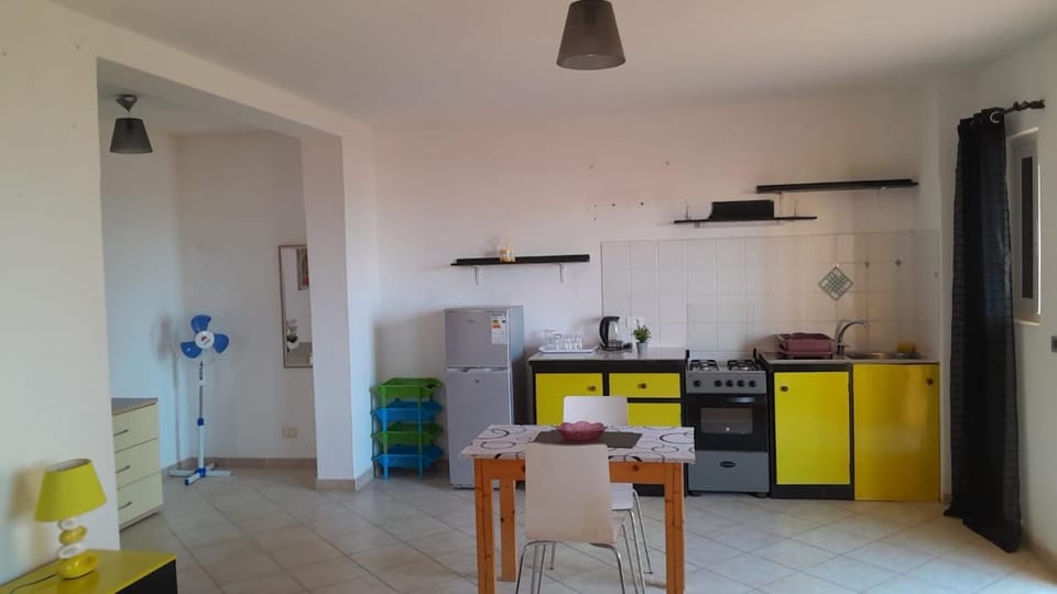 Kitchen or kitchenette, Dining area, stove
