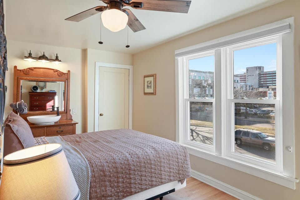Bed, Photo of the whole room, Bedroom, City view, fireplace
