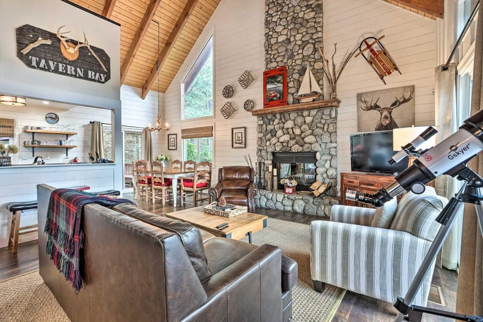 Lovely Lake Arrowhead Cabin w/ Furnished Deck Cabin in Lake Arrowhead
