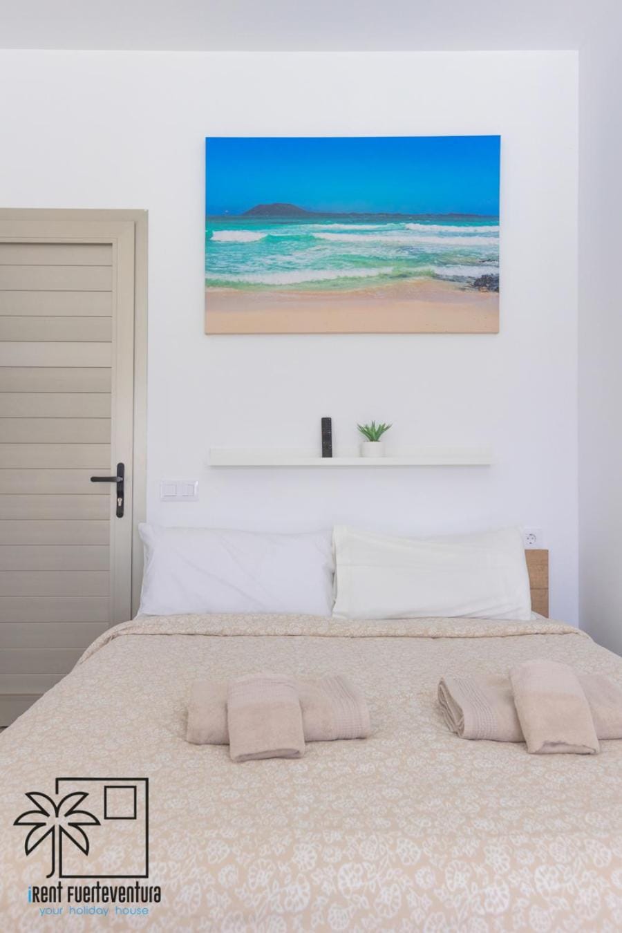 Bed, towels