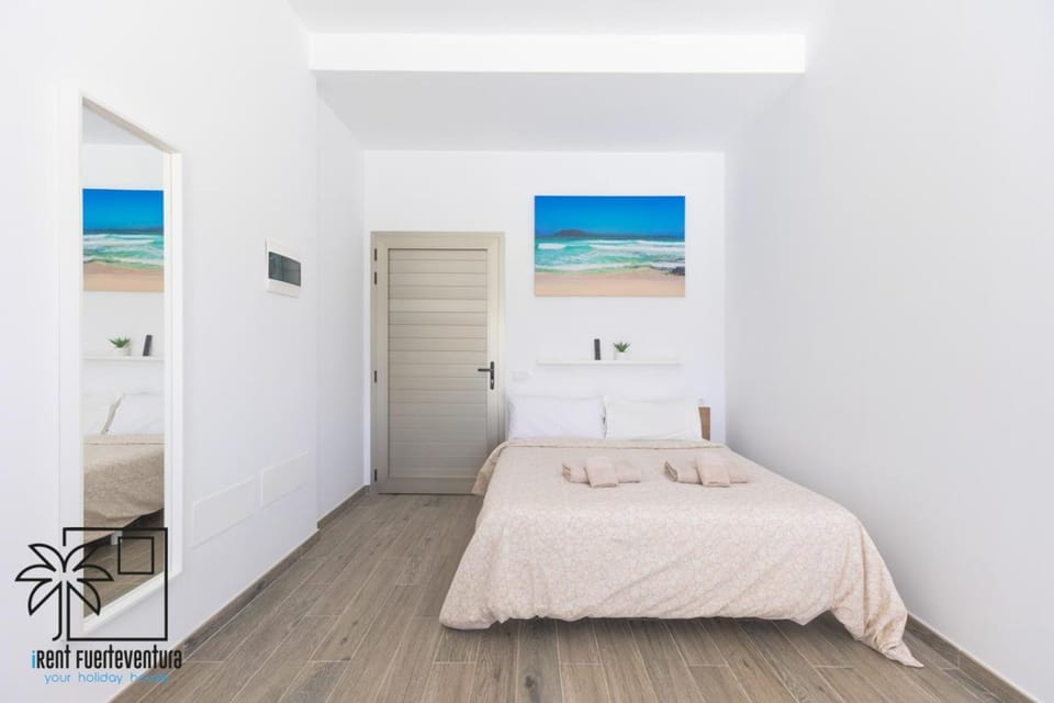 Bed, Photo of the whole room, towels
