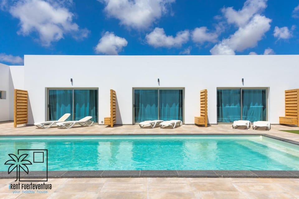Swimming pool, sunbed