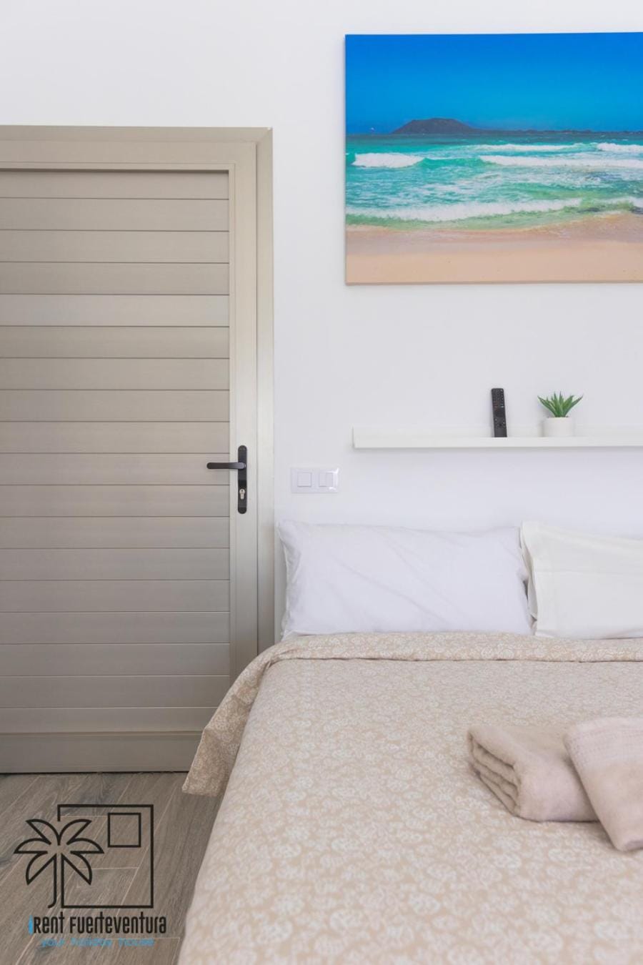 Bed, Decorative detail, towels
