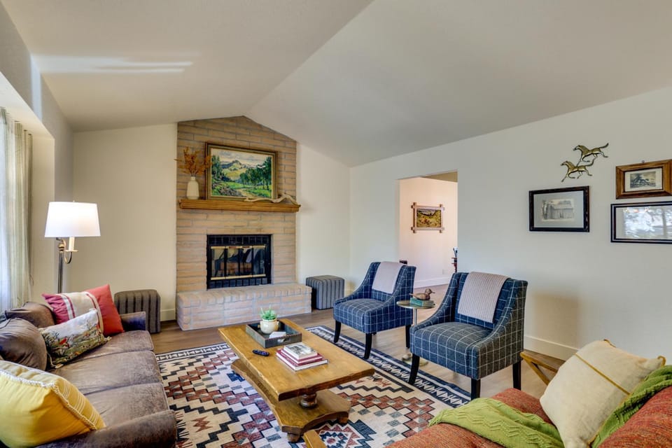 Pet-Friendly Escape w/ Game Room & Fire Pit! House in Sierra Nevada