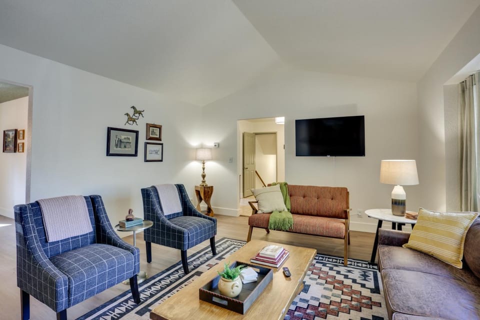 Pet-Friendly Escape w/ Game Room & Fire Pit! House in Sierra Nevada