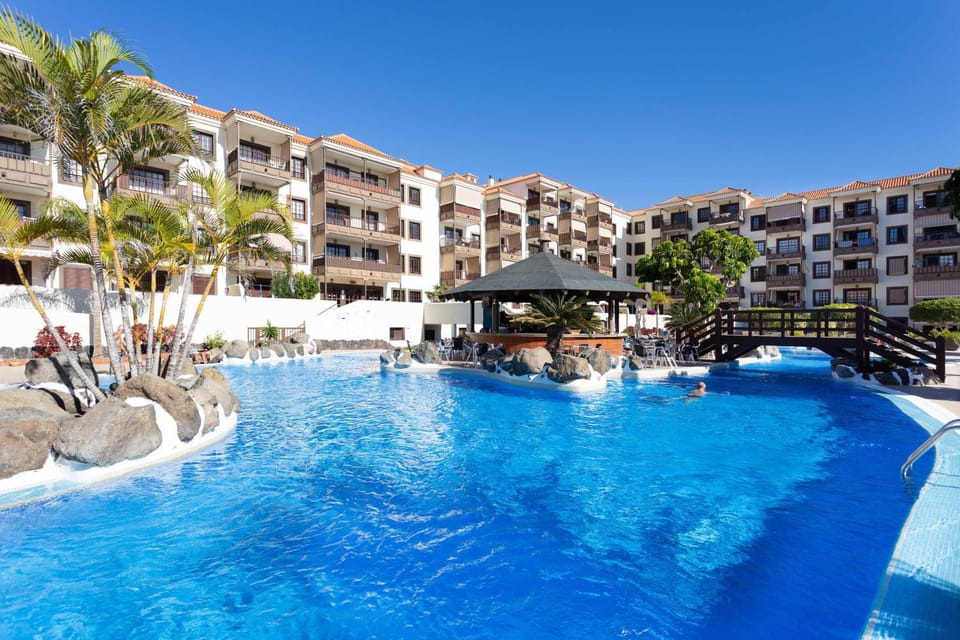 Restaurant/places to eat, Lounge or bar, Pool view, Swimming pool