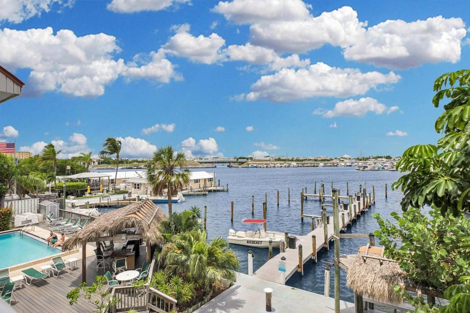 Eleuthera - 2x2 Fully Updated Old Town Waterfront Corner Condo House in Key West