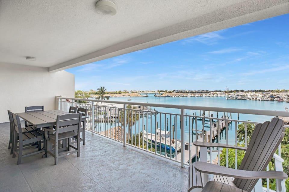Florida - Spacious Updated Waterfront Condo 2x2 Pool Dock House in Key West