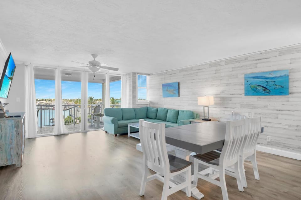 Florida - Spacious Updated Waterfront Condo 2x2 Pool Dock House in Key West