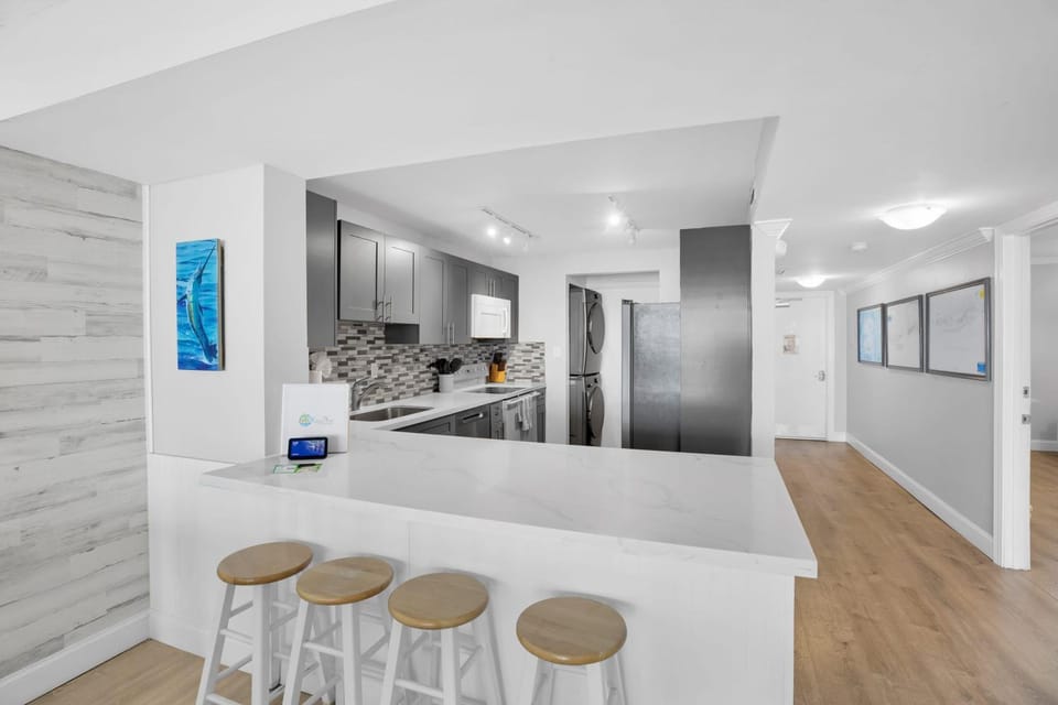 Florida - Spacious Updated Waterfront Condo 2x2 Pool Dock House in Key West