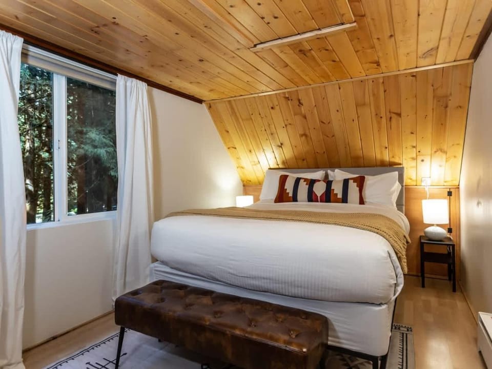 Birdhouse Cottage House in Glacier