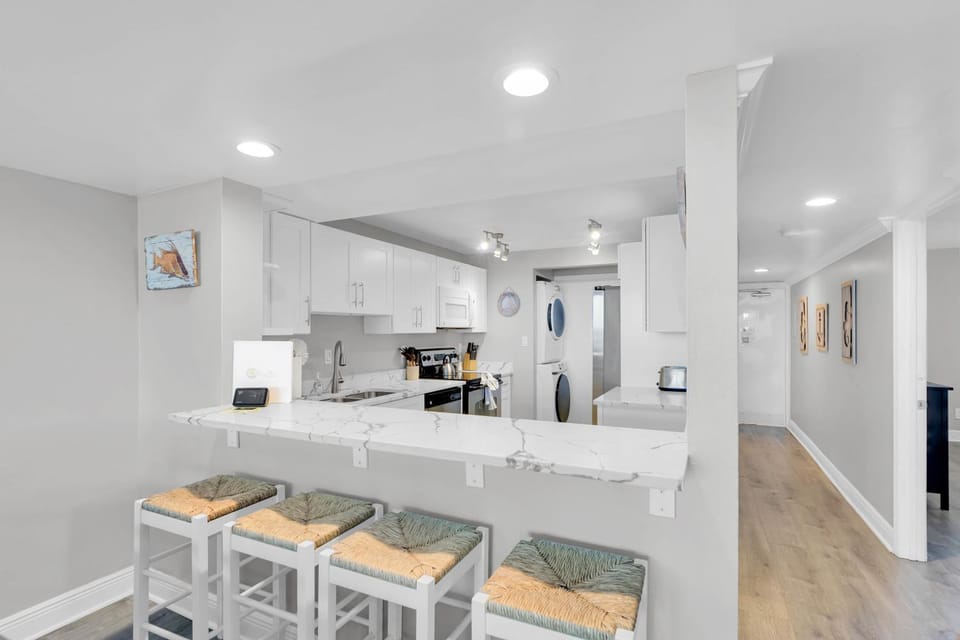 St John - Downtown Waterfront Penthouse Pool Parking Dock House in Key West