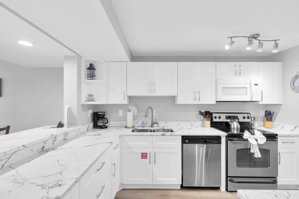 St John - Downtown Waterfront Penthouse Pool Parking Dock House in Key West