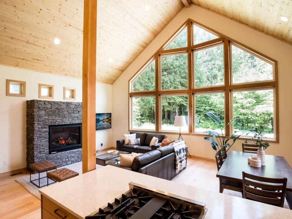 Church Mountain View Chalet House in Glacier
