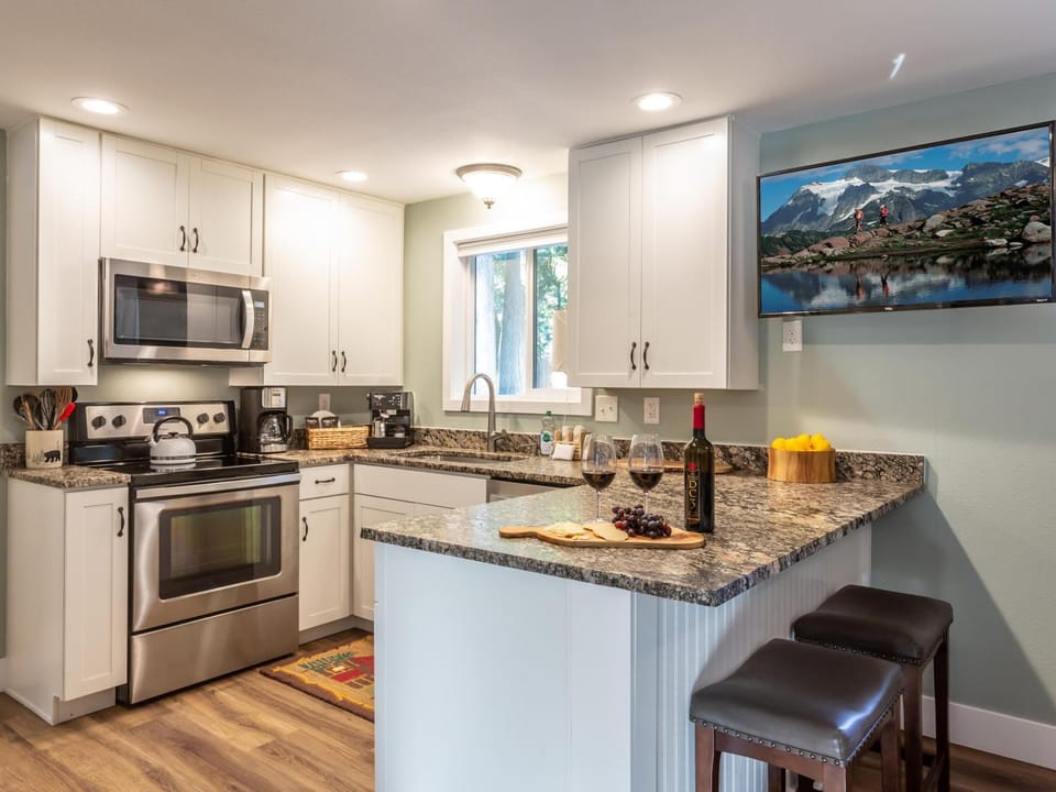 Coffee/tea facilities, Kitchen or kitchenette, dishwasher, microwave, oven, pet friendly, toaster