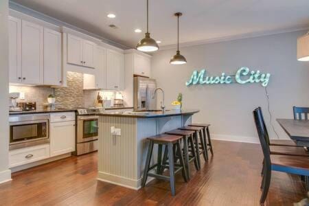 Modern 3 King Belmont Retreat with 2 Living Rooms Walk to Belmont & Vanderbilt Near Music Row The Gulch & 12th South 2 miles to Broadway Large Dining Table Smart TVs Parking 24 Hr Hospitality House in Nashville