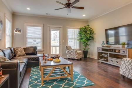Modern 3 King Belmont Retreat with 2 Living Rooms Walk to Belmont & Vanderbilt Near Music Row The Gulch & 12th South 2 miles to Broadway Large Dining Table Smart TVs Parking 24 Hr Hospitality House in Nashville