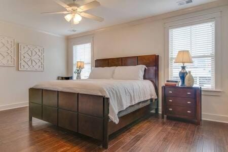 Modern 3 King Belmont Retreat with 2 Living Rooms Walk to Belmont & Vanderbilt Near Music Row The Gulch & 12th South 2 miles to Broadway Large Dining Table Smart TVs Parking 24 Hr Hospitality House in Nashville