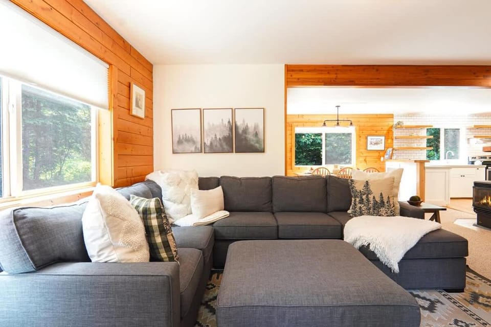 Wandering Rivers Retreat House in Glacier